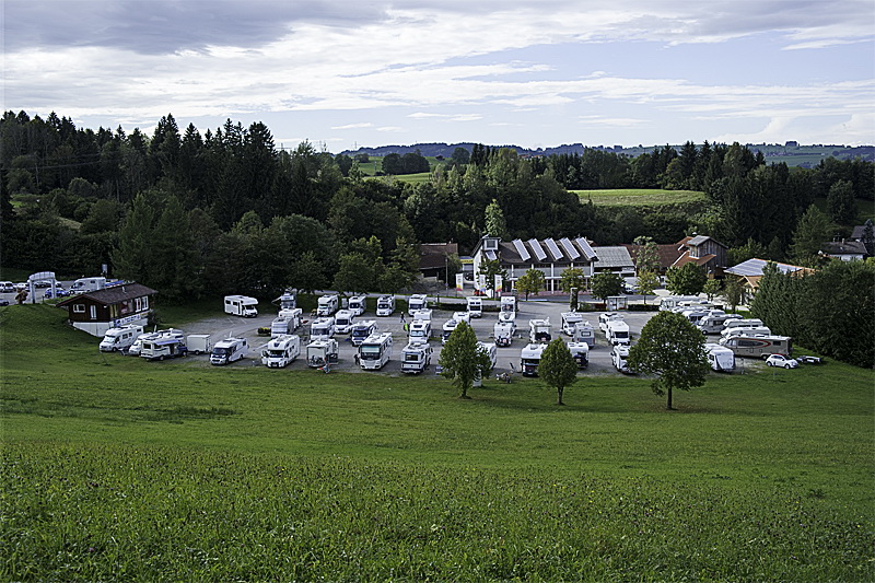 Allgäu 09 - 2014 - 20140920_0148 als Smartobjekt-1 Kopie.jpg - Der Wohnmobilstellplatz unterhalb der Bergbahn und etwa 10 Minuten vom Ort entfernt